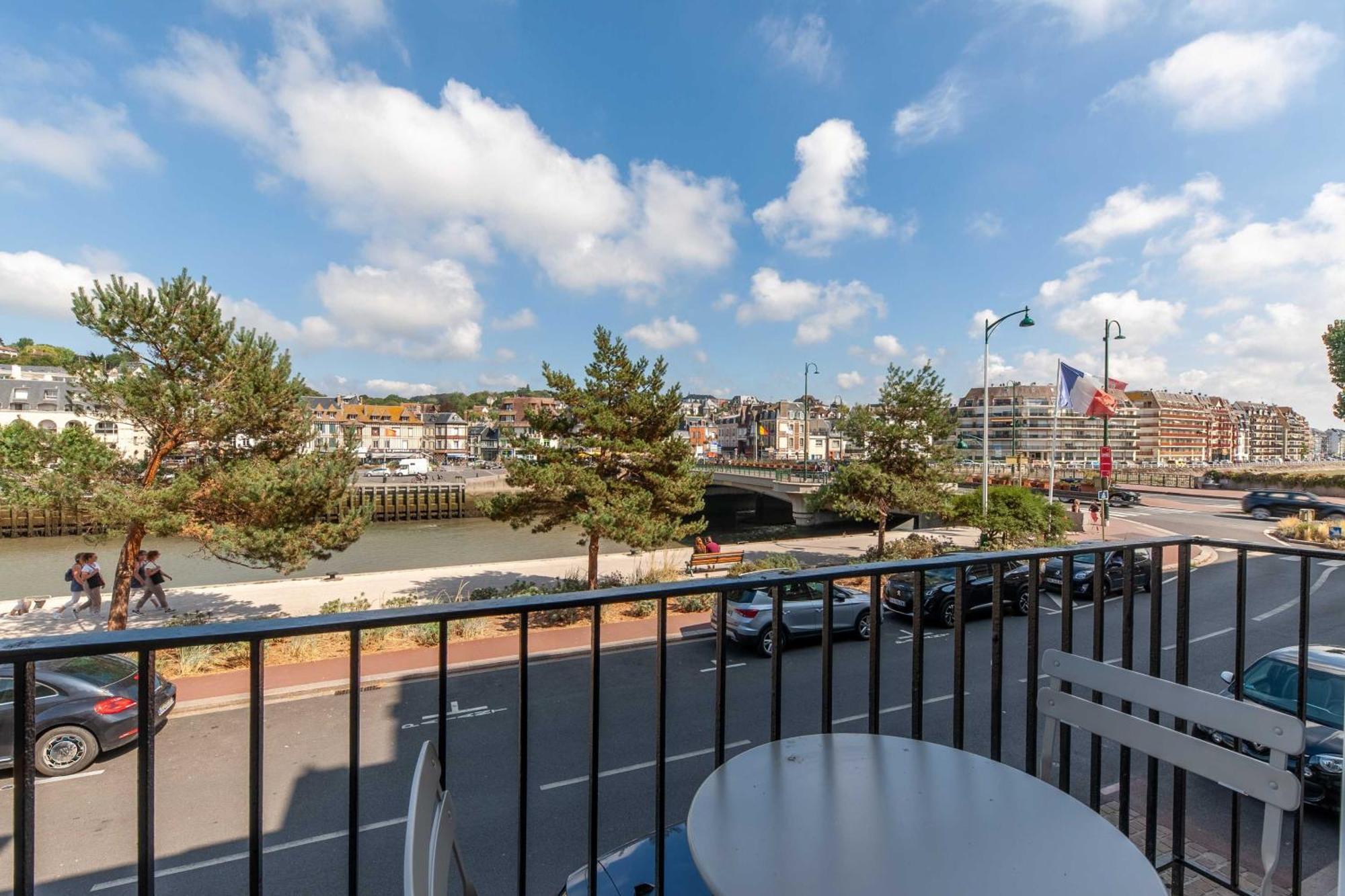 דוביל Studio Sleeps 4 With Terrace, 500M Place Morny מראה חיצוני תמונה